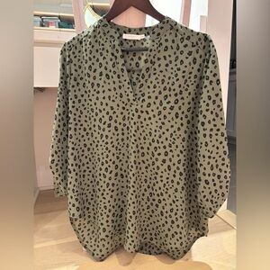 Women’s High low hem top. Olive green with black spots